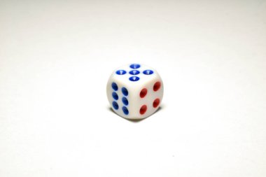 Beyaz arkaplan üzerinde numaralar olan bir zar.