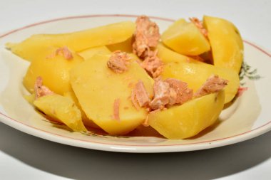 Tabakta patatesler var, yenmeye hazır..