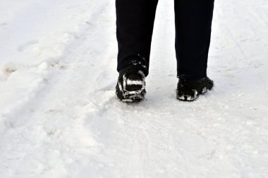 Bir adam karda yürür. Resim bir adamın adımlarını gösteriyor..