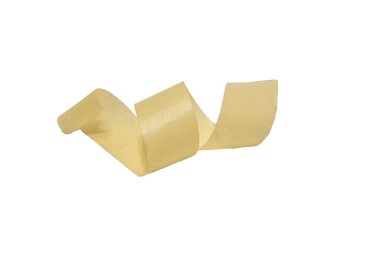 Yüzüklere sarılı sarı bir maskeleme bandı beyaz arka planda yatıyor..