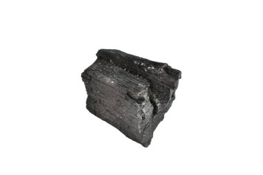 Beyaz arka planda duran tek bir kömür parçasının yakın plan görüntüsü.