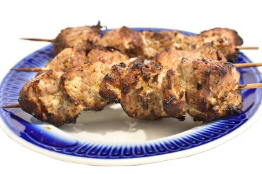 Şaşlık, çok pişmiş bir tabakta yatıyor..