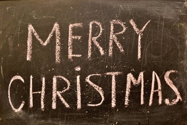 Okul yönetim kurulunda tebeşirle yazılmış mutlu Noeller..