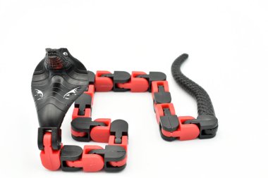 Beyaz arka planda oyuncak yılan..