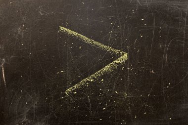 Okul yönetim kurulunda beyaz tebeşirle büyük bir işaret çiziliyor..