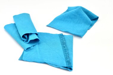 Beyaz arka planda birkaç mavi bez parçası var..