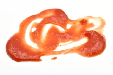 Beyaz yüzeye baharatlı domates ve ketçap bulaşmış..