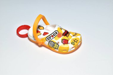 Shevchenkove. Kyiv bölgesi. Ukrayna. On bir. 06 numara. 2024. Beyaz arka planda sarı timsah ayakkabısı..