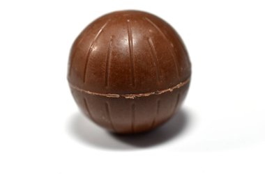 Beyaz arka planda yuvarlak çikolata şekeri.