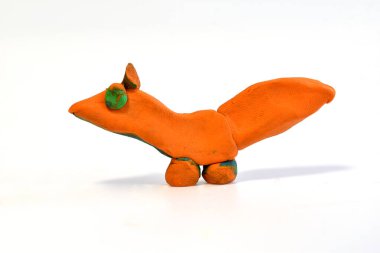 Beyaz arka planda plastik tilki yavruları.