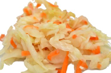 Beyaz arka planda bir lahana turşusu yığını var..