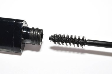 Beyaz arka planda fırçalı bir maskara uzanır.