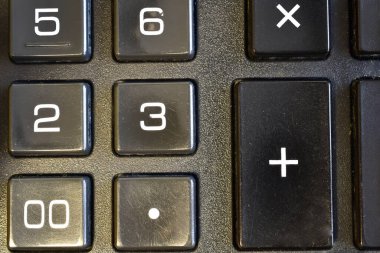 Hesap makinesi klavyesinin üst görünümü, yakın plan.