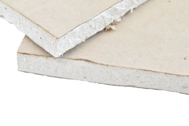 Duvarlar için alçı parçaları beyaz arkaplanda yatıyor..