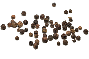 Acı ve siyah biberler masada yatıyor..