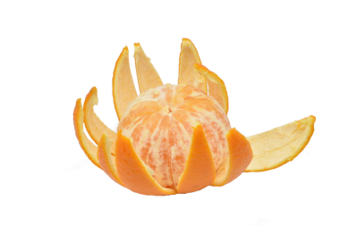 Orijinal soyulmuş mandalina beyaz bir arka planda yatıyor..