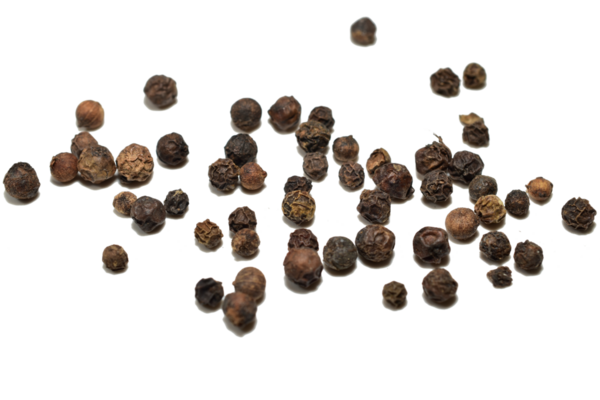 Acı ve siyah biberler masada yatıyor..