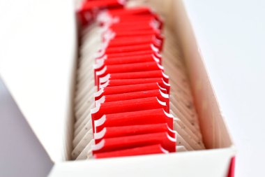 Bir sıra çay poşetini bir kutuda yakın plan çek..