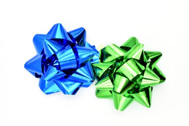 Beyaz arkaplandaki iki renk ambalaj bandından parlayan yıldızlar oluşturuldu.