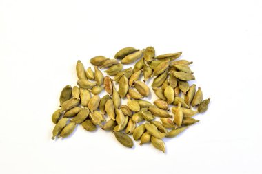 Kakule baharatı, beyaz arka planda, üst manzara.