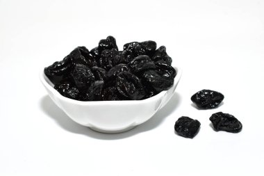 Erikler, yemeye hazır, beyaz arka planda duran derin bir tabakta yatar..