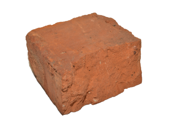 Kırmızı balçıktan yapılmış yarım tuğla..