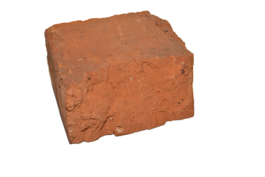 Kırmızı kil tuğlanın yarısı şeffaf arkaplanda yatıyor. PNG arkaplanı.