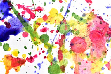 Kırmızı, sarı ve yeşil suluboya damlaları beyaz arka planda kaotik bir şekilde sıçrıyor..