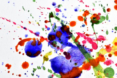 Rastgele beyaz arka planda suluboya renginin farklı tonlarını sıçratarak yaratılmış desenli bir tasarım..