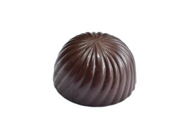 Doldurulmuş çikolatalı şeker beyaz arka planda yatıyor..