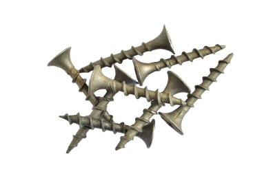 Alçıpan vidaları beyaz arka planda yatıyor..