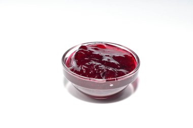 Cam bir tabakta olgun eriklerden yapılmış reçel var..