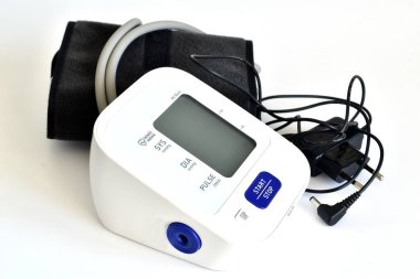 Beyaz zemin üzerindeki kan basıncını ölçmek için elektrik tonometresi.