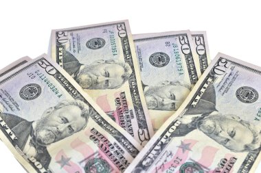 Beyaz arka planda yatan 50 dolarlık banknotlar.