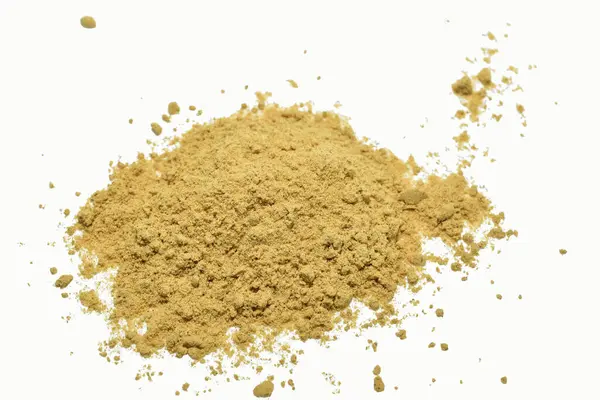 Beyaz arka planda kuru toprak yiyecekler baharat hardal.