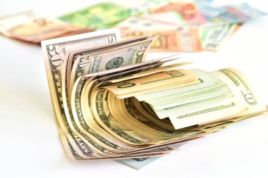 Masanın üzerinde kaotik bir şekilde Amerikan parası, doları ve çeşitli değerler yatıyor..