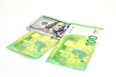 Beyaz arka planda Amerikan doları ve Avrupa para birimi aynı değerde..