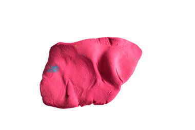 Pembe bir plastik parçası PNG arka planında yatıyor.