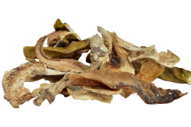 Kabaca doğranmış mantarlar PNG arka planında yatar.