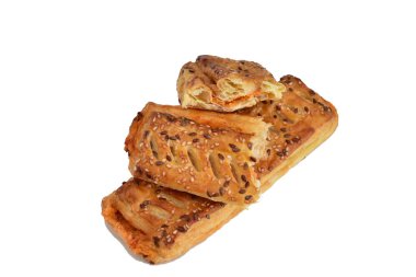 Beyaz arka planda dolgulu poğaça çörekleri.