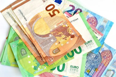 Avrupa para birimi eurosu beyaz arkaplanda rastgele yatıyor