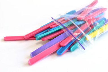 Kalp şeklinde renkli kalemler ve kalemler.