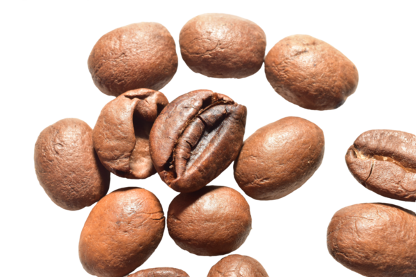 Kavrulmuş kahve çekirdekleri kaotik bir şekilde arka planda yatıyor.