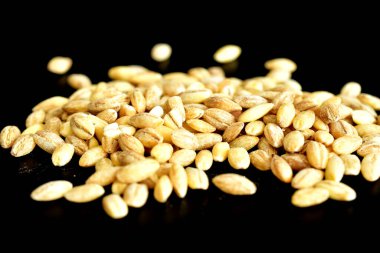 İnci arpası siyah bir arka planda duruyor..