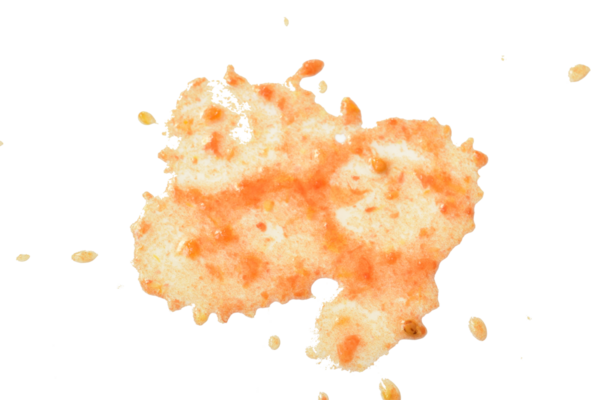 Beyaz arka planda dökülen domates suyundan şekilsiz bir leke..