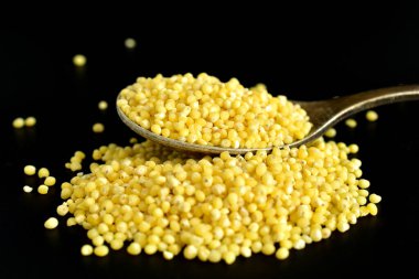 Sarı darı bir kaşıkta inliyor.