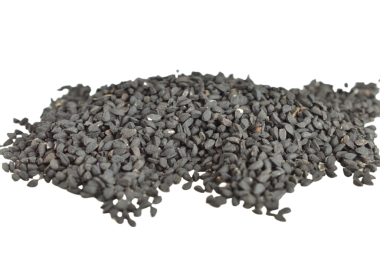 Sazan bitkisinin siyah tohumları PNG arka planında yatıyor..