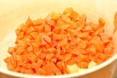 Salatayı yapmak için ince doğranmış havuç derin bir kaseye konur..