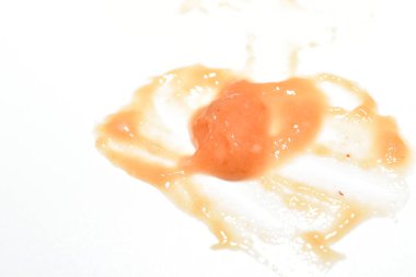 Çörek için elma reçeli beyaz arkaplanda yatıyor.