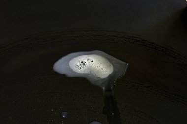 Desenli çizim. Siyah arkaplanda şekilsiz sabun birikintisi.